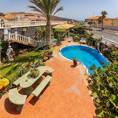 Apartment Overlooking Heated Pool *